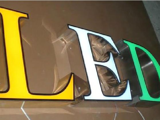 德兴介绍LED招牌的基础知识。